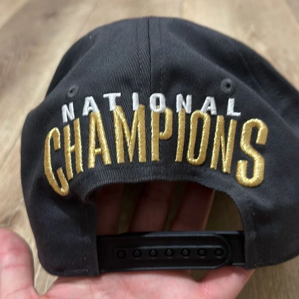 Nike Mens Black March Madness 2023 Connecticut Huskies‎ Champions Hat NWT